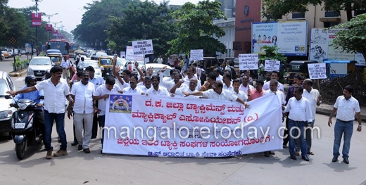 taxi stage protest against Ola Cabs 3